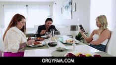 再生 Orgyfam - 金髪の継娘に喜ぶ継父の激しく脈打つチンポ