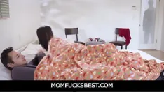 Reproducir Momfucksbest - hermanastra adolescente de tetas grandes seduce a su hermanastro con una gran polla después de que su padrastro se va - savannah sixx