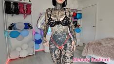 再生 赤と黒のマイクロビキニを試着 ホールメロディー・ラドフォード