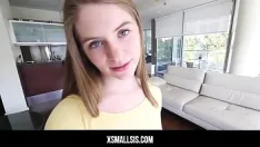 再生 Xsmallsis - 変態義理の兄が義理の妹にペニスをこすり付けて気分良くさせる