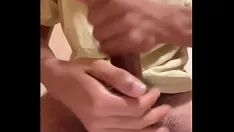 Putar Pijat berminyak ayam besar dan masturbasi sampai dia cums