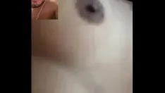 Jouer Elle était excitée et m'a appelé. je me suis masturbé pendant qu'elle touchait ses gros seins