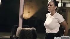 Oynat Milf memuru hakim ve bir vandal'ı çevreliyor