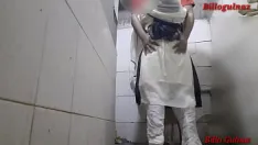 Afspelen Indiase tiener (18) eerste keer pijnlijke anale seks met vriendje in toilet