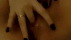 Reproducir Extremo primer plano del orgasmo del coño, milf amateur se mete los dedos en el apretado coño mojado