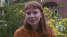Putar Ersties: model norwegia yang lucu melakukan masturbasi dengan penis buatan kaca