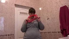 تشغيل أثارت سراويل صديقة bbw ناضجة. محلية الصنع غير عادية صنم الاستمناء واستنشاق اللباس الداخلي. الهواة من جبهة تحرير مورو الإسلامية السمين وقرب.