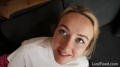 Jouer J'ai donné un creampie à la chaude teen blonde ann joy sur le canapé
