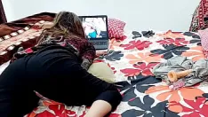 Abspielen Indisches college-mädchen hat einen orgasmus, während es sich desi-pornos auf dem laptop ansieht