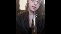 Redare Domme în satin negru pov ținând cheie jane judge