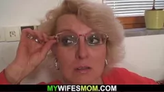 Redare Mama vitregă descoperă aventura interzisă a soțului cu MILF și bunica!