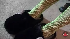 Reproduzir Femdom de ébano inter -racial em redes de pesca: adorar meus pés verdes de nylons