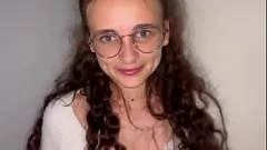 Jouer Petite Brunette devient coquine en public avant le sexe intense de la maison