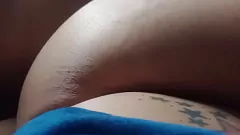 播放 悬挂的业余femboy在大揭示之前摇动臀部