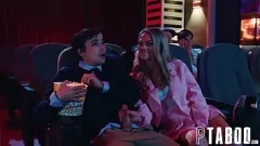 Reproducir Petite Teen Athena Faris se pone hardcore con ricky español en POV