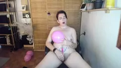 Abspielen Vollbusige mollige Milf Nicoletta Botsi hat mehrere Orgasmen, die Luftballons knallt