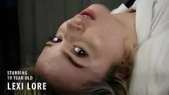 Abspielen Unschuldige Teenager-Blondine mit Zahnspange bekommt bei ihrem ersten Porno-Erlebnis wilden Creampie