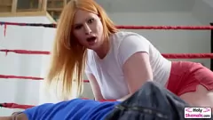 Играть Эви Энви, грудастая рыжая транссексуалка, долбит ее тугую киску и задницу большим черным членом в этой жесткой межрасовой секс-сцене с трансом