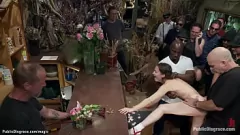 Играть Принцессе Донне затыкают задницу и трахают на публике Марк Дэвис и его группа любителей больших членов