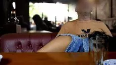 Reproducir Le llevo a mi mujer casada regalo un despilfarro a su campeona en el bar
