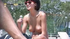 Reproducir Esta jovencita se pone el organismo sin párpados en el bto cada uno