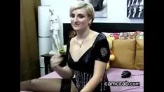 播放 粗暴的金发碧眼的非专业街头流浪者