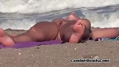 Afspelen Heet verpersoonlijken alleenstaande naturisten dames met elk een glurende tom spion televisiecamera